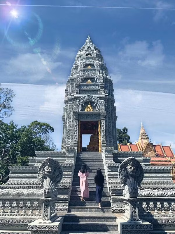 Chùa Bôtum Vong Sa Som Rong hay còn được người dân địa phương quen gọi là chùa Som Rong. Ngôi chùa này đang nổi tiếng khắp MXH nhờ mang hơi hướng kiến trúc chùa cổ của người Khmer, mới nhìn sơ qua có thể nhiều người nhầm lẫn với các ngôi chùa của Thái Lan.