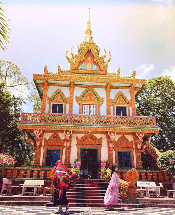 Tới thăm chùa Chén Kiểu bạn sẽ lập tức cảm thấy thoải mái ngay với rất nhiều cây xanh ở đây, cùng với không gian rộng rãi, thoáng đãng. Giữa sân chùa Chén Kiểu là cột cờ với hình tượng rắn thần Nagar xòe 5 đầu nhìn rất sinh động, gợi lại cho người xem điển tích rắn xòe đầu để che mưa cho Đức Phật khi tọa thiền.