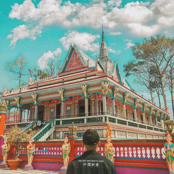 Không Không kém chùa Dơi, chùa Chén Kiểu cũng là một trong những ngôi chùa nổi tiếng ở Sóc Trăng. Chùa này còn có tên là Sà Lôn hay còn gọi là chùa Srolôn, Wath Sro Lon. Điểm đặc biệt của ngôi chùa này đó là được xây dựng bằng việc ghép mảnh chén, đĩa sứ rất trùng khớp và tinh xảo.