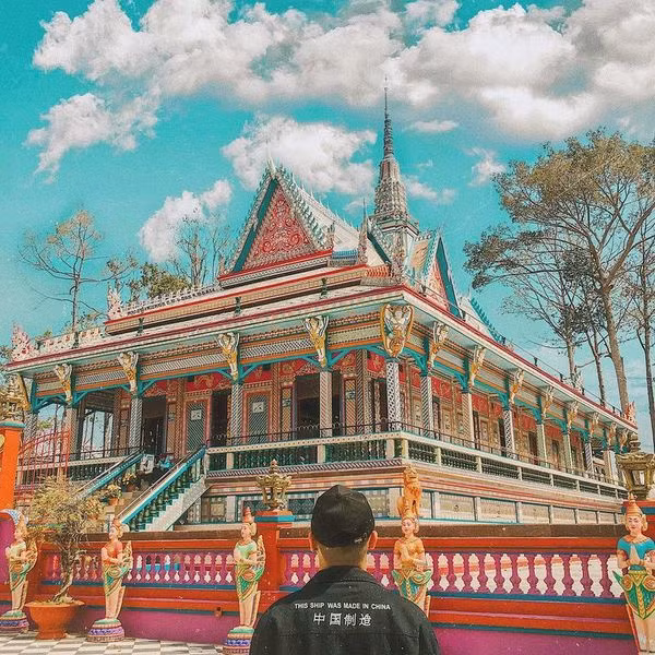 Không Không kém chùa Dơi, chùa Chén Kiểu cũng là một trong những ngôi chùa nổi tiếng ở Sóc Trăng. Chùa này còn có tên là Sà Lôn hay còn gọi là chùa Srolôn, Wath Sro Lon. Điểm đặc biệt của ngôi chùa này đó là được xây dựng bằng việc ghép mảnh chén, đĩa sứ rất trùng khớp và tinh xảo.