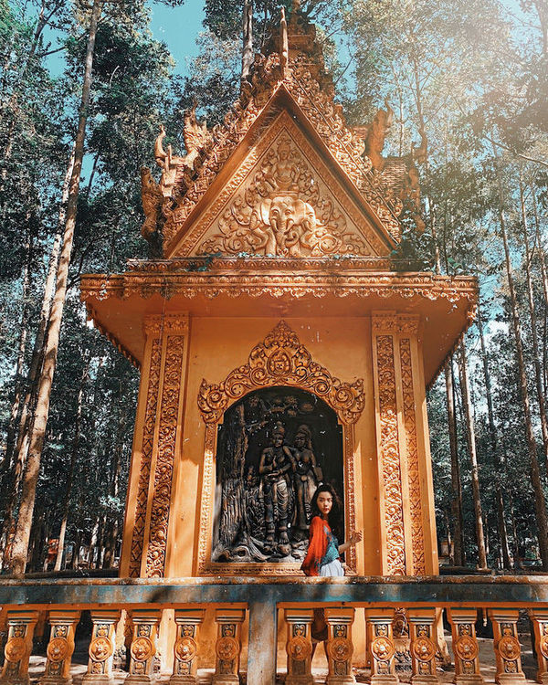 Để có những bức ảnh đẹp tại Chùa Dơi trong ngày đại lễ Vu Lan, các bạn trẻ chỉ cần ăn mặc theo phong cách vintage hoặc bohemia là sẽ auto có ảnh đẹp để sống ảo.