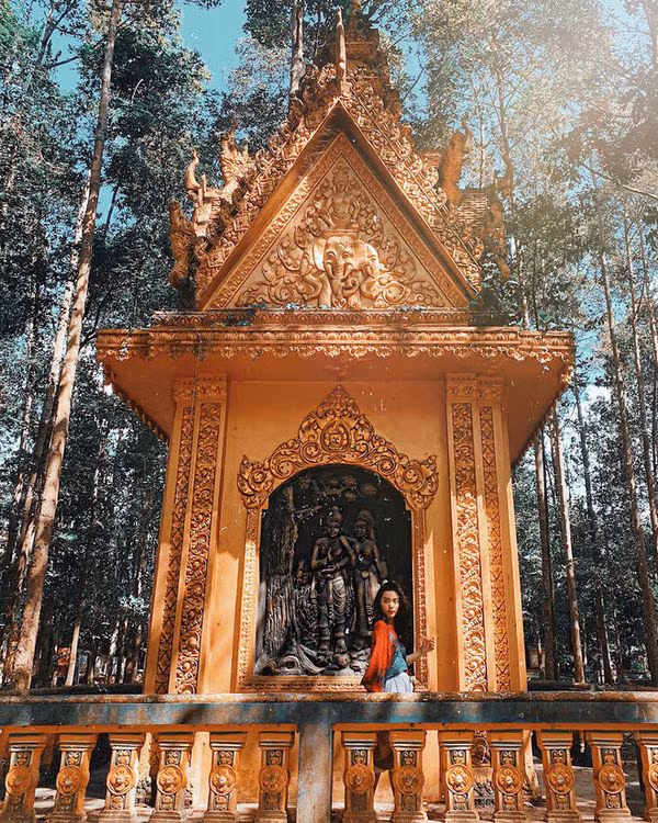 Để có những bức ảnh đẹp tại Chùa Dơi trong ngày đại lễ Vu Lan, các bạn trẻ chỉ cần ăn mặc theo phong cách vintage hoặc bohemia là sẽ auto có ảnh đẹp để sống ảo.