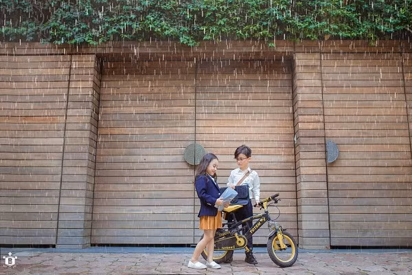 Có kinh nghiệm diễn xuất và bộc lộ cảm xúc trước ống kính nên Hữu Nhật và Bảo Vy không mất quá nhiều thời gian để tạo nên những shoot hình đúng chuẩn lãng mạn, bay bổng.