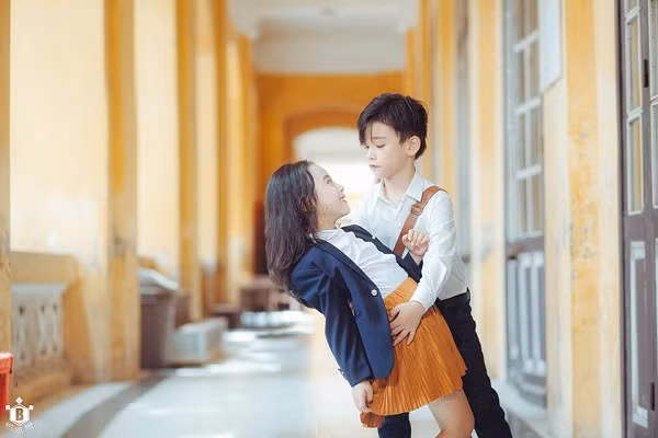 Bộ ảnh "Em gái mưa" phiên bản nhí là của nhiếp ảnh gia 9X nổi tiếng Đỗ Xuân Bút, người trước đó từng khai thác chủ đề này và khiến dân mạng trở nên sôi sục với thầy giáo cởi trần khoe cơ bắp.