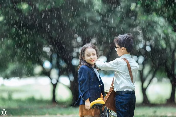 Trước "Em gái mưa" phiên bản nhí, Hữu Nhật và Bảo Vy đã từng chụp khá ăn ý trong khá nhiều bộ ảnh khác nhau nên cả hai bé khá hiểu nhau và "tình cảm" đến từng khoảnh khắc.