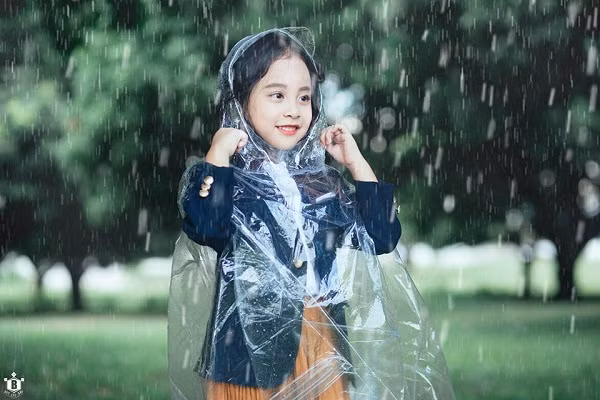 Tác giả của bộ ảnh "Em gái mưa" phiên bản nhí chia sẻ rằng những phân cảnh mưa, ekip phải chuẩn bị đạo cụ là máy bơm nước và di chuyển đến địa điểm chụp ở cách xa khá vất vả. Khi chụp cảnh mưa, nước vào mặt các bé rất nhiều gây khó chịu nên cũng gặp đôi chút khó khăn.
