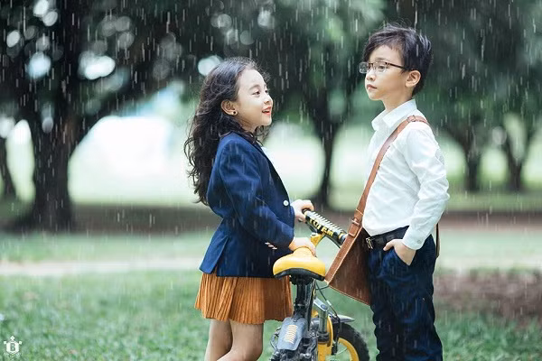 Dù phải lột tả những cảm xúc khá người lớn nhưng cặp đôi nhí vẫn giữ được nét trong sáng, ngây ngô của mình trong bộ ảnh.