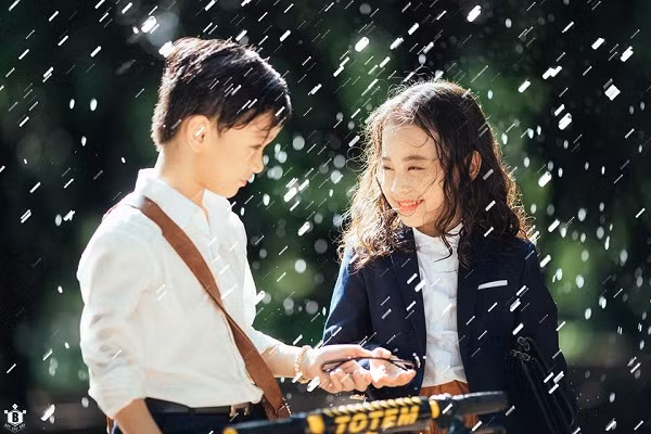 Những hoạt cảnh lãng mạn trong MV nay được cặp đôi nhí tái hiện bằng những bức ảnh cuốn hút người xem.