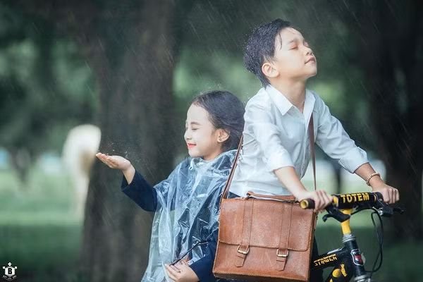 Tuy nhiên, hai bé đều rất vui vẻ và sau đó còn thích thú nghịch nước nữa. Gia đình hai bé đều cùng con đi thực hiện bộ ảnh và cũng rất vui khi con mình có được trải nghiệm mới lạ.