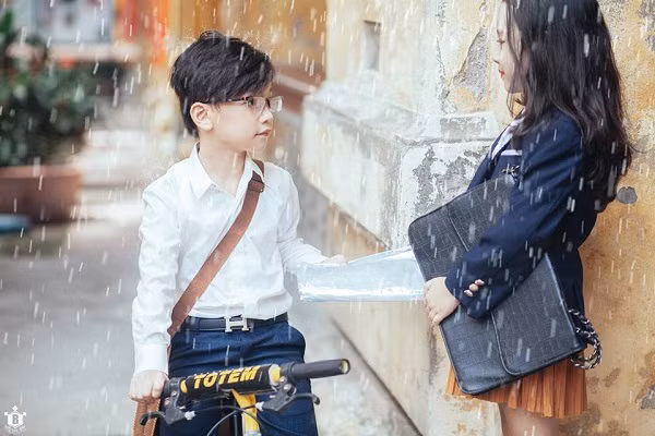 Nếu theo dõi bộ ảnh của nhiếp ảnh gia Đỗ Xuân Bút, người xem sẽ cảm nhận được sự diễn xuất rất hồn nhiên và ngọt lịm của 2 người mẫu nhí từ những ánh mắt nhìn cho đến cử chỉ trong từng khung ảnh.