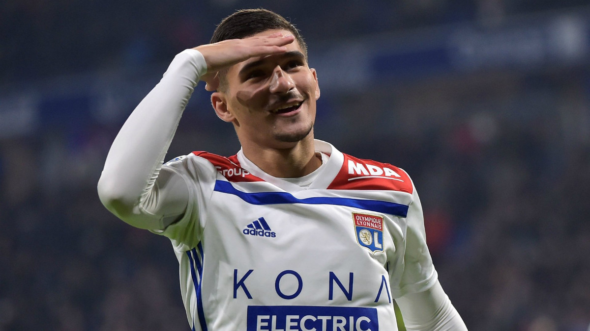 Arsenal và Barca đang tranh nhau chữ kí của tiền vệ trẻ Houssem Aouar của Lyon. Đây là tuyển thủ quốc gia U21 Pháp. Mặt khác, dù chỉ mới 20 tuổi nhưng anh là một tiền vệ thường xuyên được đá chính tại Lyon.