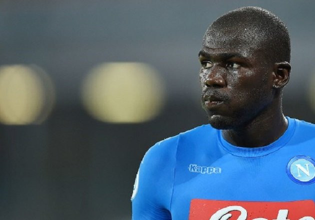 Chuyển nhượng cầu thủ từ The Sun, HLV Ole Gunnar Solskjaer đã cử tuyển trạch viên Jim Lawlor đến Italia để theo dõi trận đấu giữa Fiorentina và Napoli. Kết quả, họ rất hài lòng với màn trình diễn của trung vệ Kalidou Koulibaly. Mới nhất, họ cũng được người đại diện của Koulibaly - Bruno Satin bật đèn xanh.