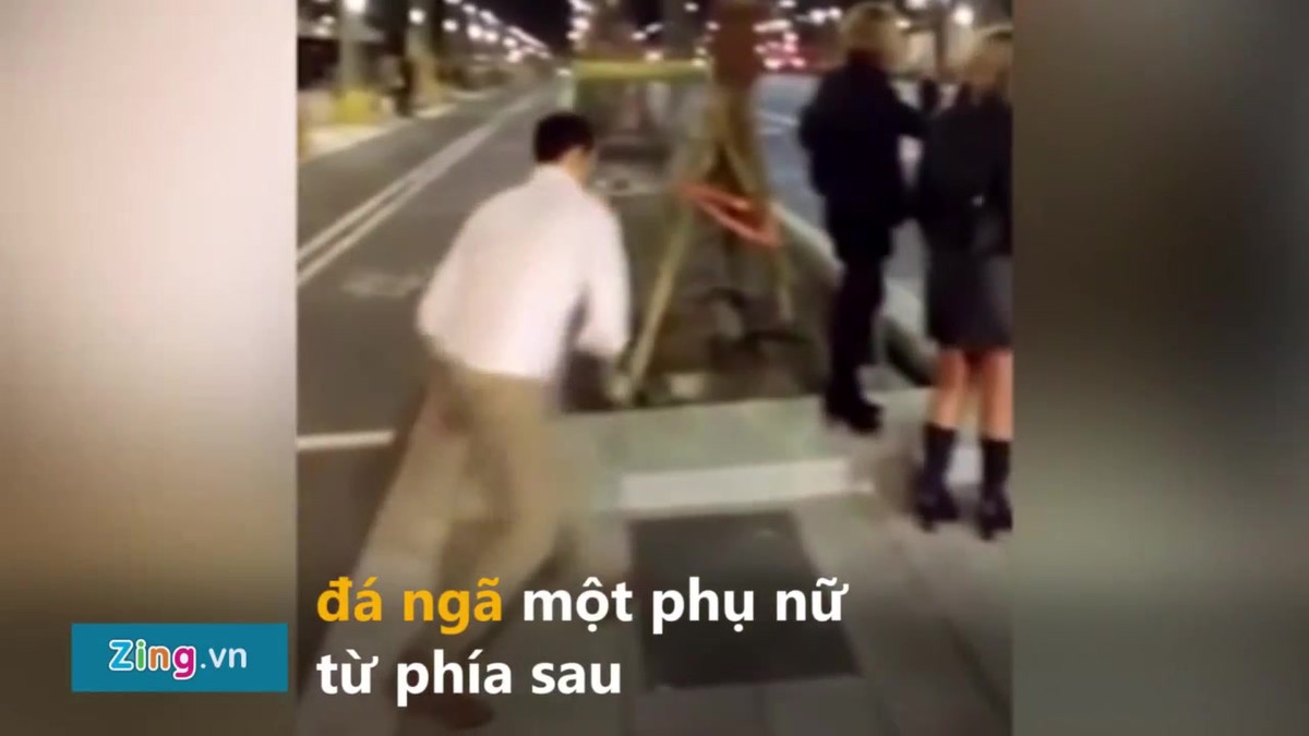 Tháng 2/2015, anh chàng tên Mario Garcia Montealegre (Quốc tịch Tây Ban Nha) đã đá một người phụ nữ từ phía sau khiến người này ngã lăn đùng ra đường. Sau đó, theo chuẩn đoán của các bác sĩ, nạn nhân đã bị bong gân, chấn thương đầu gối và cổ.