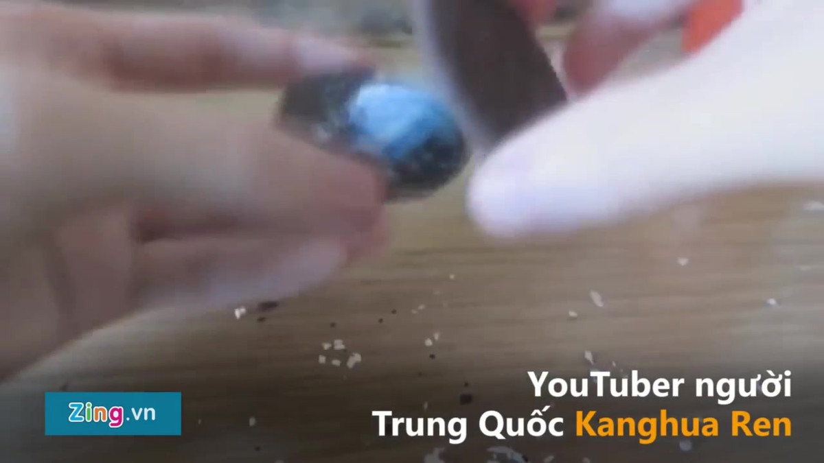 Điều đáng nói hơn, Kanghue Ren đã ghi lại cảnh trêu chọc người vô gia cư và cho họ ăn bánh kem đánh răng với lý do "giúp ông ấy làm sạch răng" khiến cộng đồng mạng phẫn nộ.