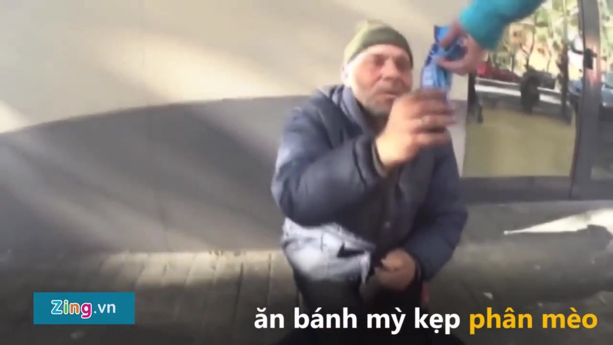 Sau đó, Ren bị buộc tội chống lại tính toàn vẹn đạo đức. Bị xử phạt 2 năm tù giam và bồi thường 30.000 Euro (800 triệu đồng). Trước đó, anh chàng người Trung Quốc cùng từng bị lên án khi cho người già và trẻ nhỏ ăn bánh phân mèo.