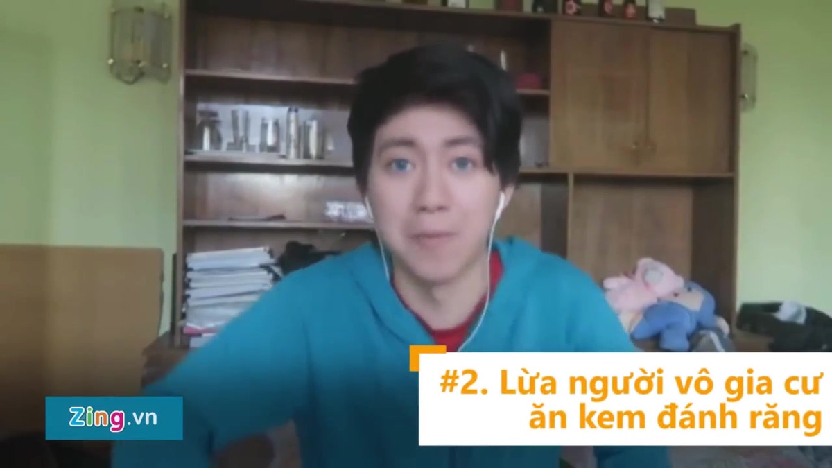  Trò "troll" hệ lụy cho người sản xuất đó là lừa người vô gia cư ăn bánh kem đánh răng. Chủ nhân của clip trên là Youtuber người Trung Quốc Kanghue Ren. Anh chàng này đã mua gói bánh kem nhưng sau đó thay lớp nhân bằng kem đánh răng để đi lừa người vô gia cư ăn.