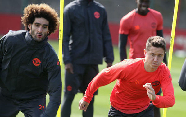 Valencia đang rất muốn bổ sung nhân sự hàng tiền vệ cho mùa giải tới nên đã nhắm đến bộ đội đang khoác áo MU là Ander Herrera và Fellaini. Ảnh: Goal
