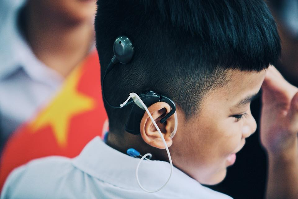 Để hỗ trợ cho việc nghe của mình, nhiều bạn học sinh đã được cắm tai nghe trợ thính để giao tiếp.