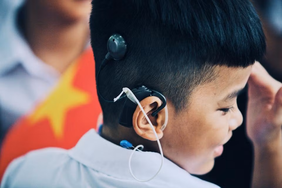 Để hỗ trợ cho việc nghe của mình, nhiều bạn học sinh đã được cắm tai nghe trợ thính để giao tiếp.