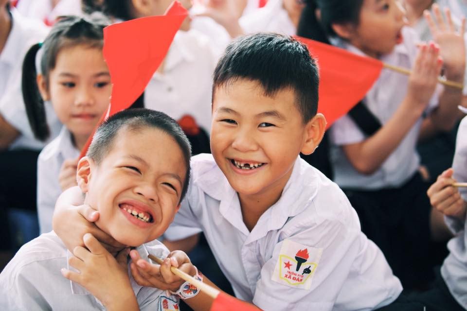 Dù mới gặp nhưng dường như các em đã thân quen từ bao giờ. Chúng trêu đùa nhau trước khi buổi lễ diễn ra và có những trao đổi với nhau bằng tay khá nhuần nhuyễn.