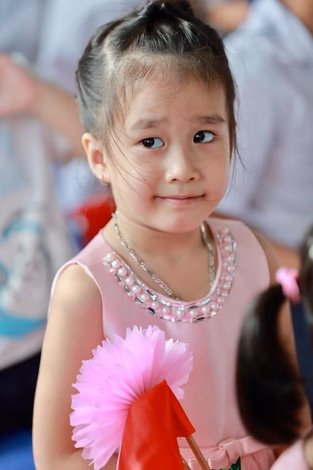 Một em học sinh còn hơi bỡ ngỡ trong buổi tựu trường đầu tiên trong cuộc đời mình tại ngôi trường đặc biệt dành cho các trẻ e thiếu may mắn.