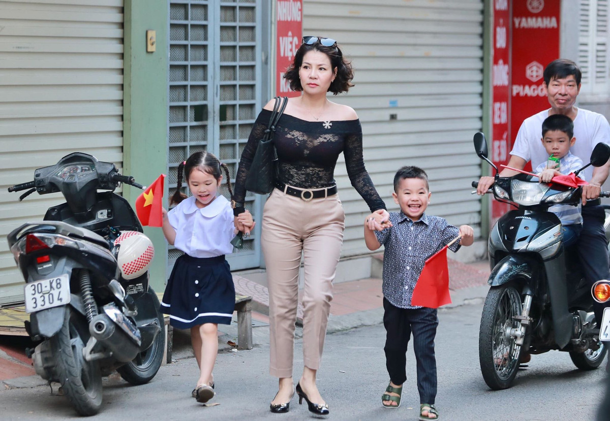 Hưởng ứng cuộc vận động "toàn dân đưa trẻ tới trường", sáng 5/9 nhiều điểm trường trên cả nước đã tưng bừng tổ chức Lễ khai giảng cho các con học sinh để bước vào năm học mới 2018/2019.