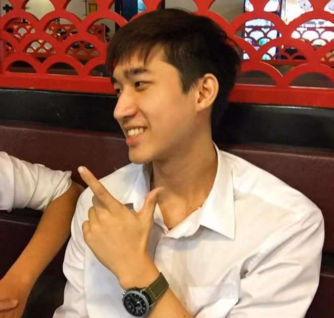 Noh sở hữu chiều cao 1m85 và gương mặt sáng, đậm chất thư sinh. Cậu bạn 9X người Lào này gây ấn tượng với người nhìn nhờ sống mũi cao và đôi mắt một mí giống nét đẹp đặc trưng của người Hàn Quốc.