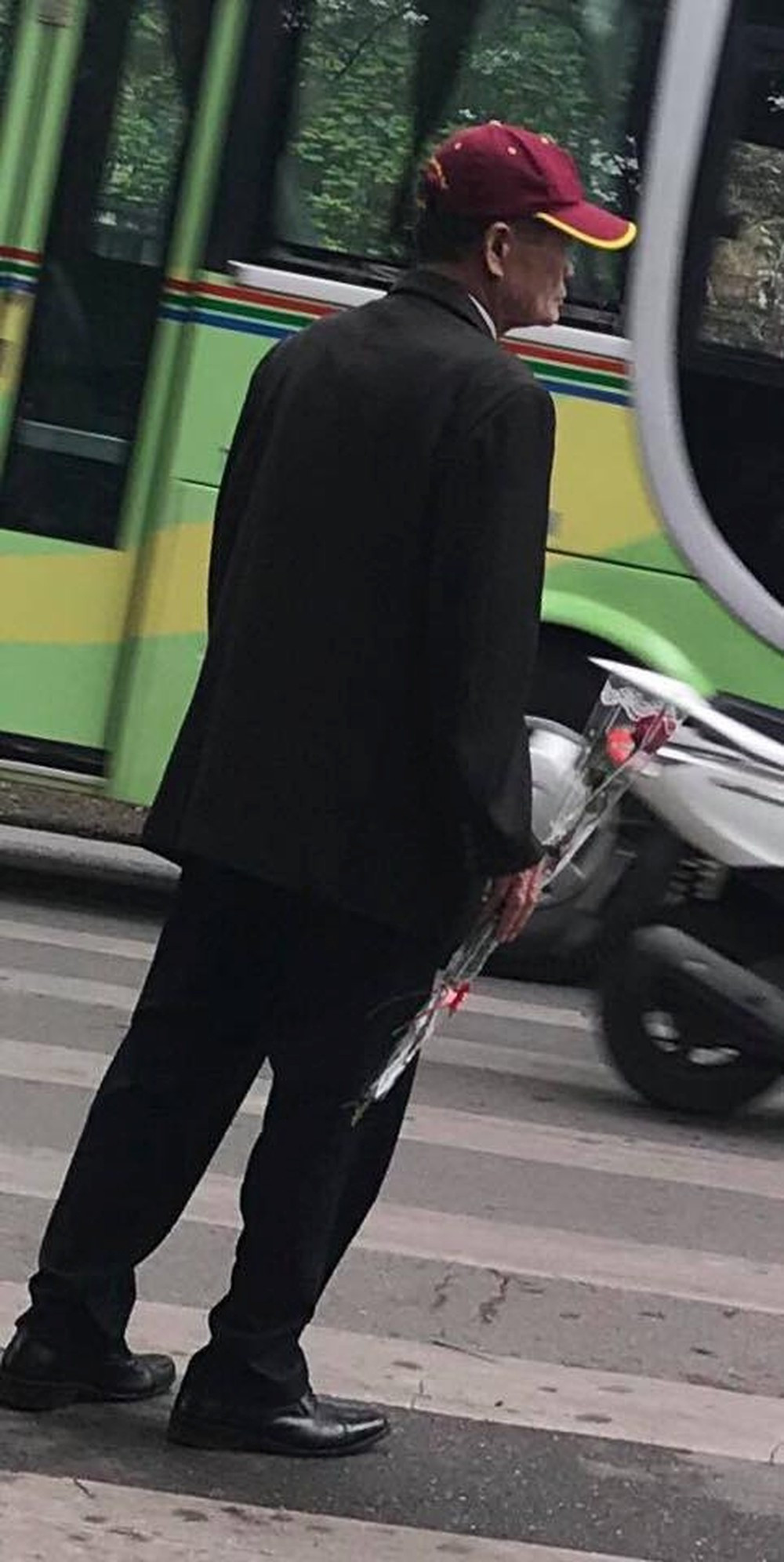 Vẻ đẹp của bông hoa như đối nghịch với khung cảnh xung quanh. Nhưng cũng nhờ sự tương phản này mà tình yêu và tấm lòng nghĩ thương vợ của người đàn ông này lại được bật lên một cách mạnh mẽ, rõ nét.