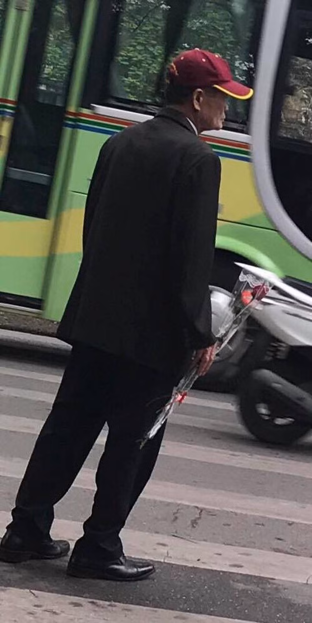 Vẻ đẹp của bông hoa như đối nghịch với khung cảnh xung quanh. Nhưng cũng nhờ sự tương phản này mà tình yêu và tấm lòng nghĩ thương vợ của người đàn ông này lại được bật lên một cách mạnh mẽ, rõ nét.