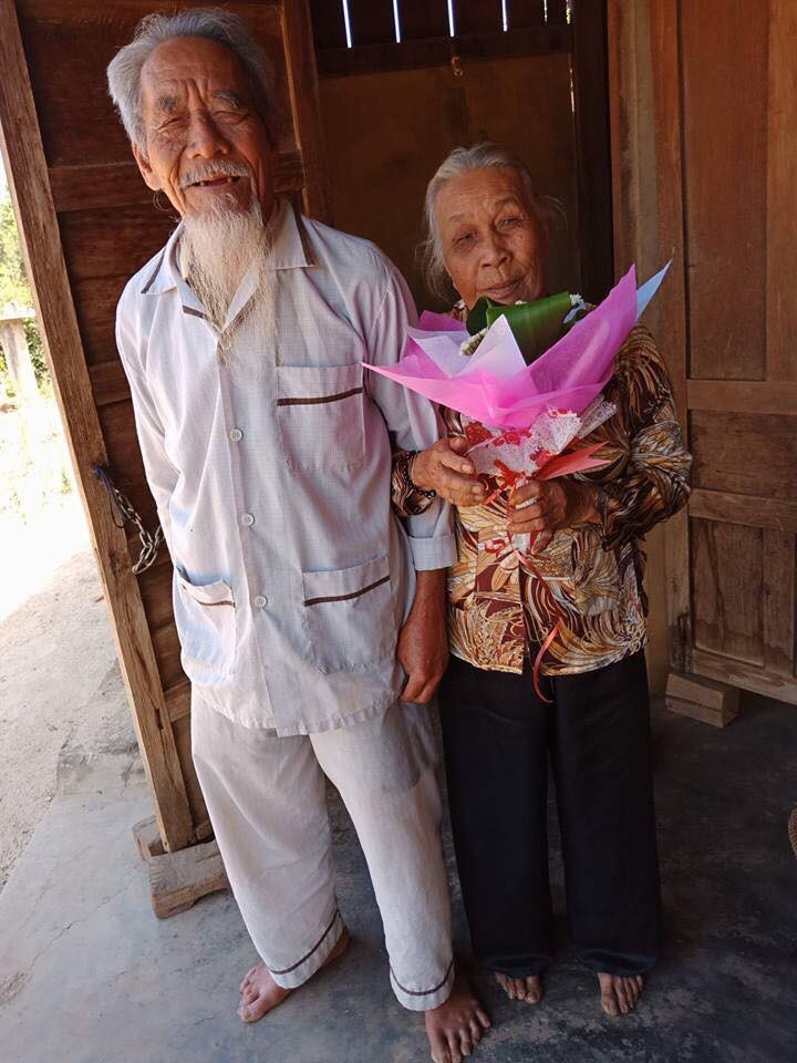 Trên MXH xuất hiện hình ảnh người đàn ông trên tay cầm chặt một đóa tặng vợ khiến dân mạng xúc động.