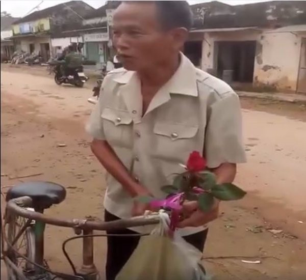 Nhiều người nghĩ rằng, các cụ ông sẽ ít quan tâm tới ngày Quốc tế phụ nữ bởi họ đã qua cái tuổi trẻ trung. Tuy nhiên, tất cả đã nhầm khi chứng kiến những hình ảnh các ông cực tình cảm đi mua hoa về tặng cụ bà.