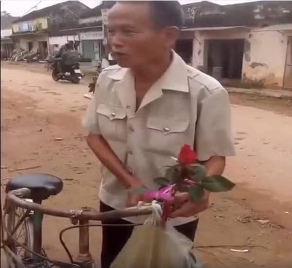 Nhiều người nghĩ rằng, các cụ ông sẽ ít quan tâm tới ngày Quốc tế phụ nữ bởi họ đã qua cái tuổi trẻ trung. Tuy nhiên, tất cả đã nhầm khi chứng kiến những hình ảnh các ông cực tình cảm đi mua hoa về tặng cụ bà.