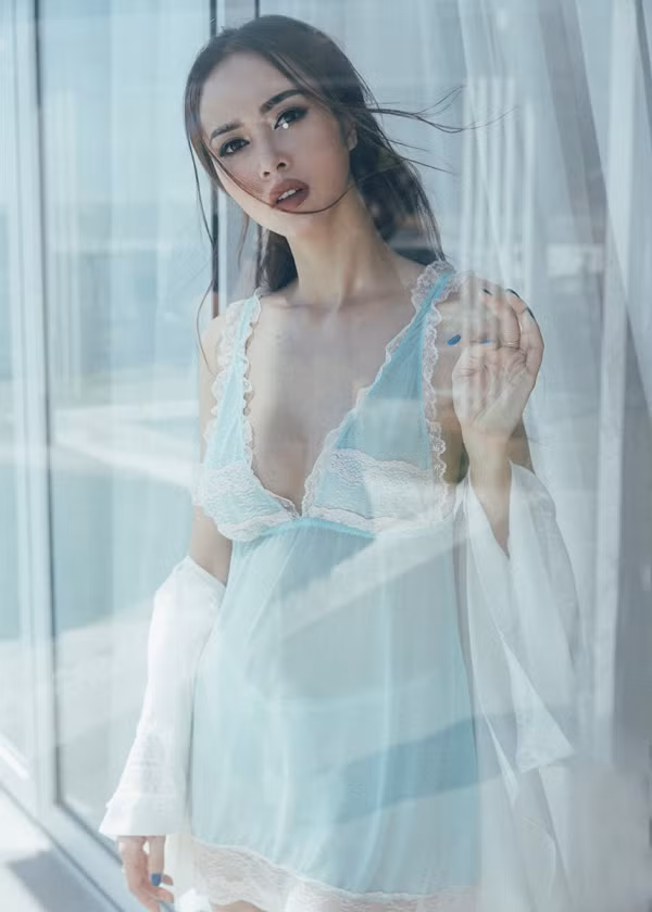 Mới đây,cô thí sinh xinh đẹp của cuộc thi Bước nhảy hoàn vũ 2016 này tung ra bộ ảnh trong trang phục bikini nửa kín, nửa hở khiến cư dân mạng một phen ngẩn ngơ mà ngắm nhìn.