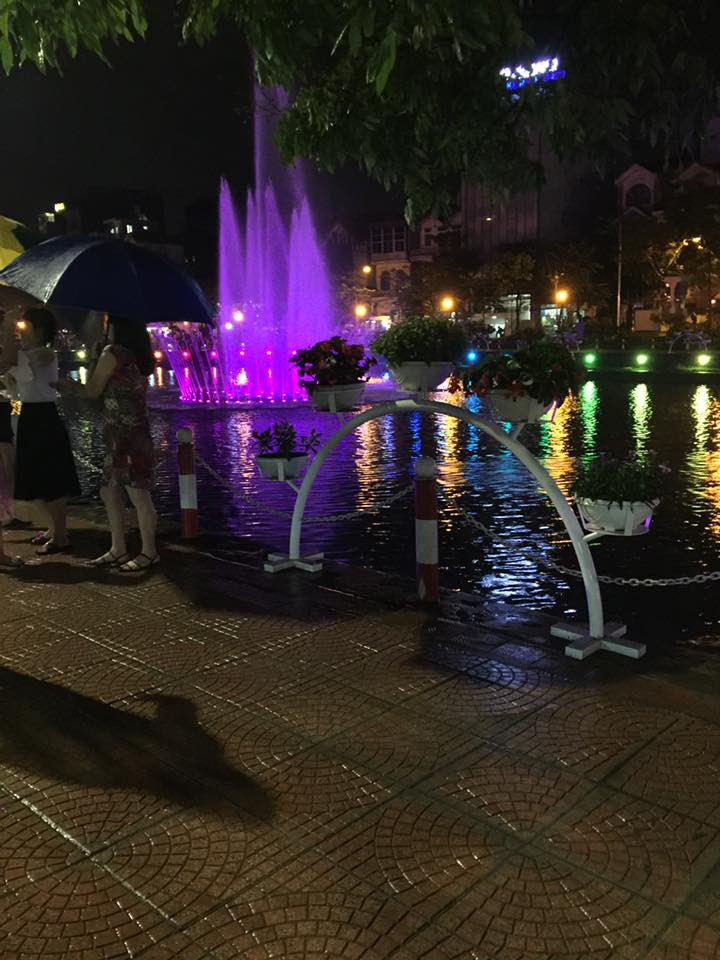 Theo quan sát của PV, ngoài không gian đi bộ, tuyến phố đi bộ Trịnh Công Sơn là sự kết hợp của cây xanh và mặt nước. Đây chính là hai nhân tố tạo ra cảm giác thư thái và thoải mái cho du khách và người dân.