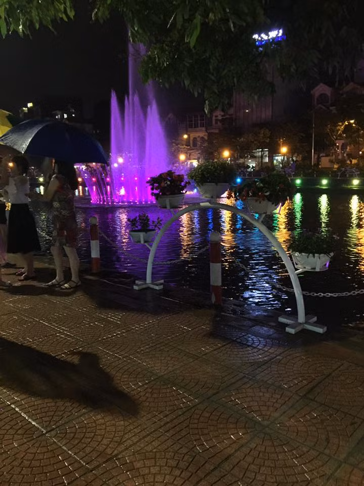 Theo quan sát của PV, ngoài không gian đi bộ, tuyến phố đi bộ Trịnh Công Sơn là sự kết hợp của cây xanh và mặt nước. Đây chính là hai nhân tố tạo ra cảm giác thư thái và thoải mái cho du khách và người dân.