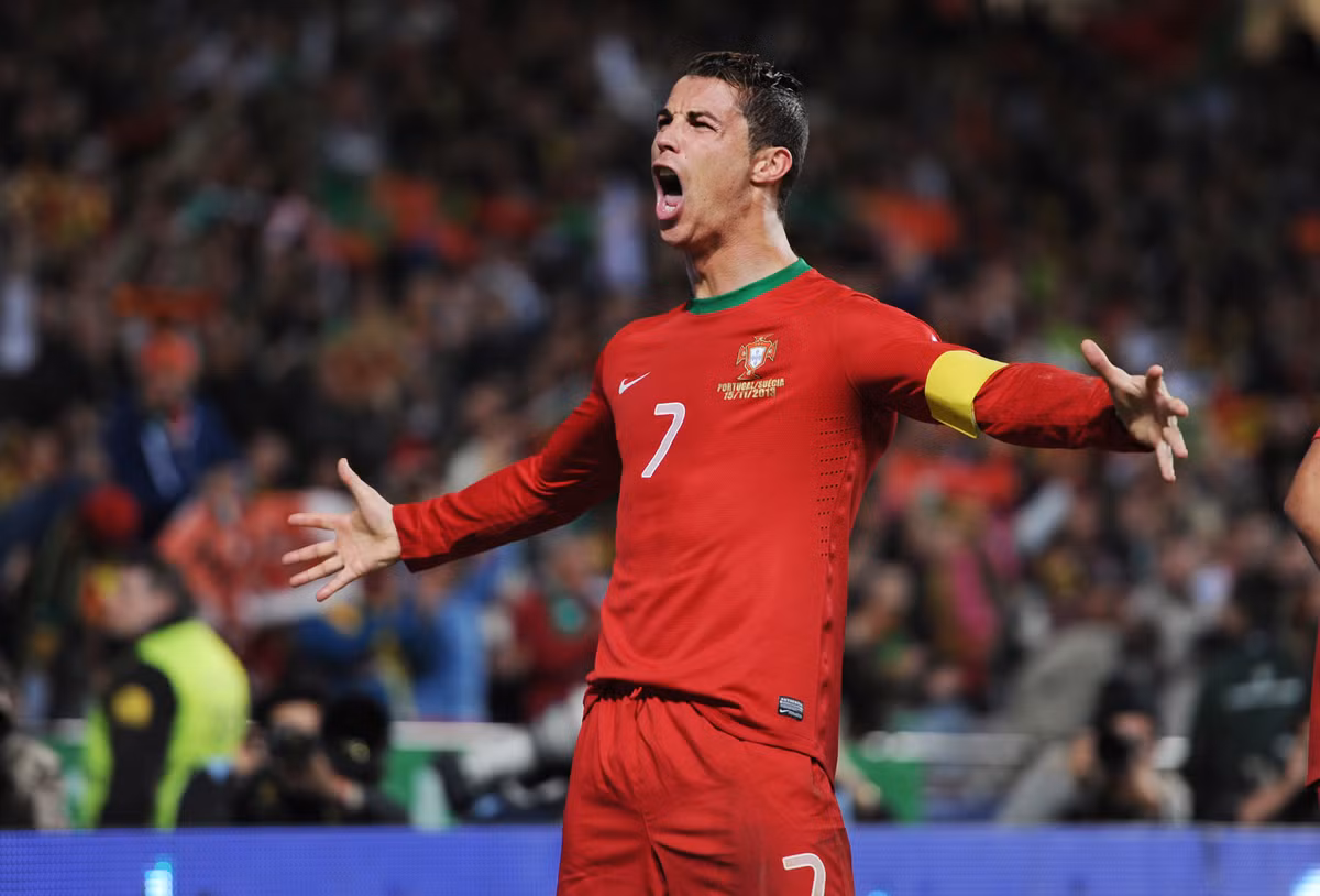 Nhưng ngôi sao của Real Madrid đã sắp bước qua tuổi 32 nên rõ ràng thời gian không thể chờ anh mãi được. Tới World Cup 2018 hoặc Euro 2020 thì Ronaldo đã 33 và 35 tuổi nên kỳ vọng anh đá như thời sung sức thì không tưởng. Cho nên thành bại là phải dựa vào Euro 2016 kỳ này.