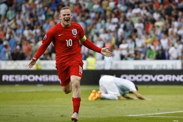 Trong khoảng thập kỷ qua, có thể nói Wayner Rooney là ngôi sao lớn nhất mà bóng đá Anh sản sinh được. Nhưng trớ trêu thay đội trưởng của Man United vẫn cứ vô duyên trong màu áo Tam sư dù đã từng chơi tại Euro 2004, 2012 hay World Cup 2006, 2010 và 2014.