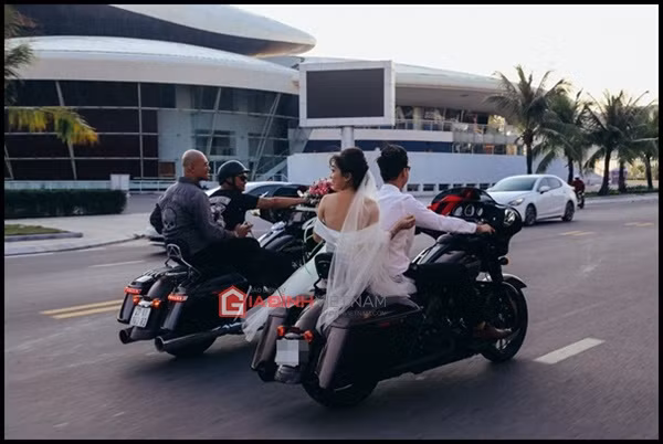 Duy Vũ và Hà Trang đã có chặng đường 7 năm bên nhau và có một lễ thành hôn đẹp như mơ tại TP Hạ Long với sự chứng kiến của người thân và bạn bè, đặc biệt là những người bạn có chung niềm đam mê phân khối lớn.