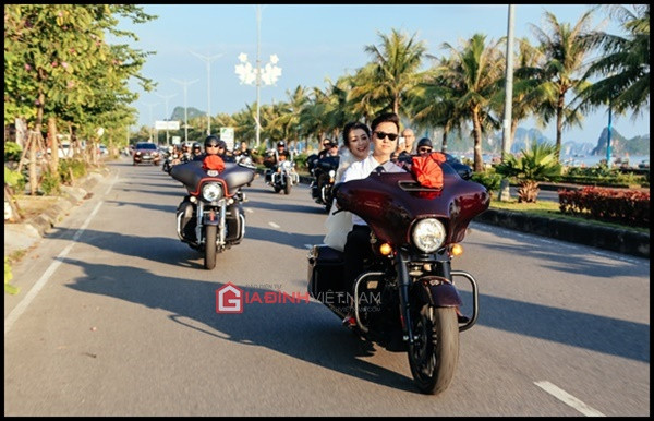 Đám rước dâu khủng nhanh chóng trở thành tâm điểm trên các diễn đàn xe bởi sự xuất hiện của không ít những siêu xe hiếm gặp cùng hội tụ.