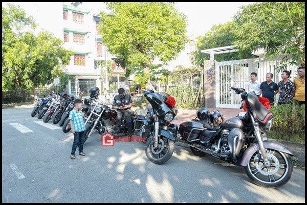 Những chiếc Harley Davidson trong đoàn rước dâu gây sốt.