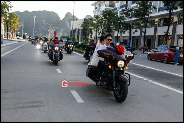 Cả cô dâu và chú rể đều là người mê du lịch, chụp ảnh, mô tô và thường khiến cộng đồng mạng “ghen tỵ” với những khoảnh khắc lãng mạn trên những cung đường khắp mọi miền đất nước.