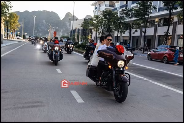 Cả cô dâu và chú rể đều là người mê du lịch, chụp ảnh, mô tô và thường khiến cộng đồng mạng “ghen tỵ” với những khoảnh khắc lãng mạn trên những cung đường khắp mọi miền đất nước.