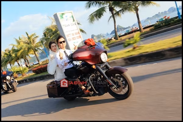 Đoàn rước dâu bằng moto khủng tại TP Hạ Long vừa qua xuất hiện trên không ít diễn đàn liên quan đến "xế". Ngay lập tức thu hút được sự chú ý của CĐM bởi độ hoành tráng đến từ những chiếc siêu xe