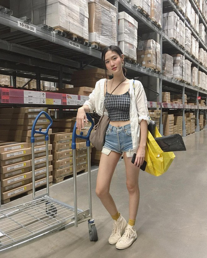 Chiếc sơ mi dạng layering không chỉ tăng thêm phong cách cho diện mạo của bạn mà còn có tác dụng che nắng cũng như giúp set đồ bớt phong phanh trong trường hợp bạn dạo chơi ở khu vực có gió lớn.