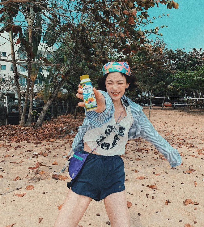 Khi diện quần short với những kiểu áo mát mẻ như crop top hay áo 2 dây, bạn có thể bị đen da. Nhưng thêm chiếc áo layering, các bạn nữ sẽ có sự phá cách mới.