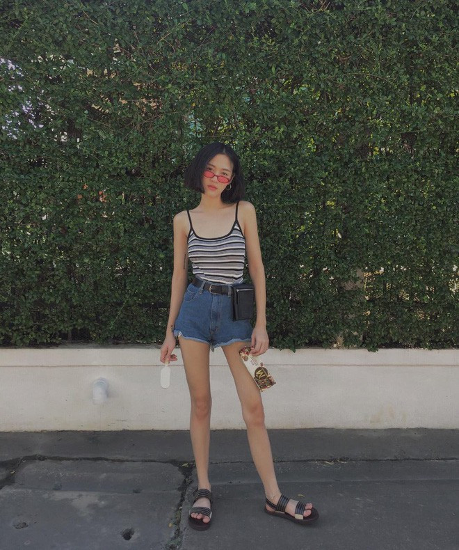 Bodysuit có thể được trưng dụng như một chiếc áo ôm sát, diện cùng quần hay chân váy gì cũng xinh nhưng chất nhất chính là bắt cặp với jean shorts cạp cao.