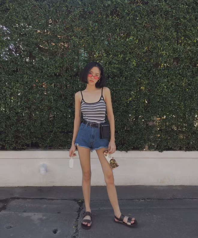 Bodysuit có thể được trưng dụng như một chiếc áo ôm sát, diện cùng quần hay chân váy gì cũng xinh nhưng chất nhất chính là bắt cặp với jean shorts cạp cao.