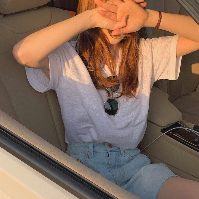 Jean short và áo phông hẳn là công thức cơ bản nhất.