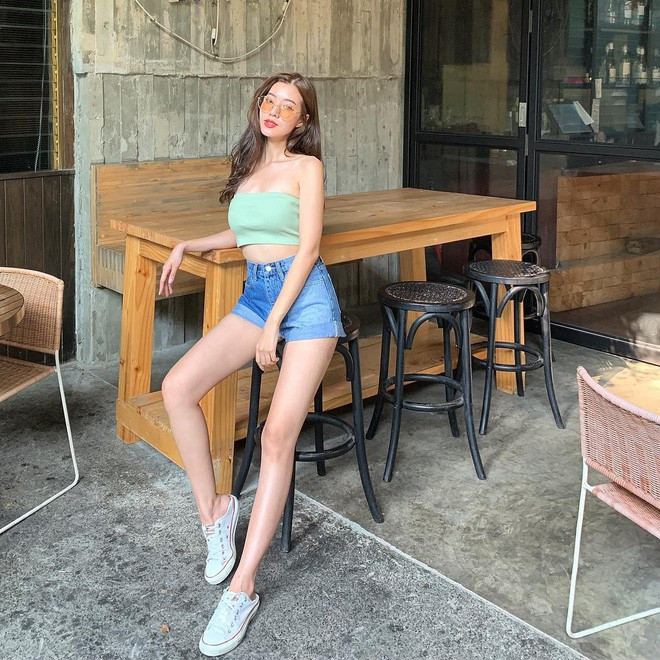 Có rất nhiều kiểu crop top và quần jean short để bạn lựa chọn cho phù hợp phong cách. crop top ôm sát dáng sporty, crop top 2 dây/dáng quây đơn giản mà sexy, crop top bèo nhún và đặc biệt là crop top dây rút, hot item của mùa hè năm nay.