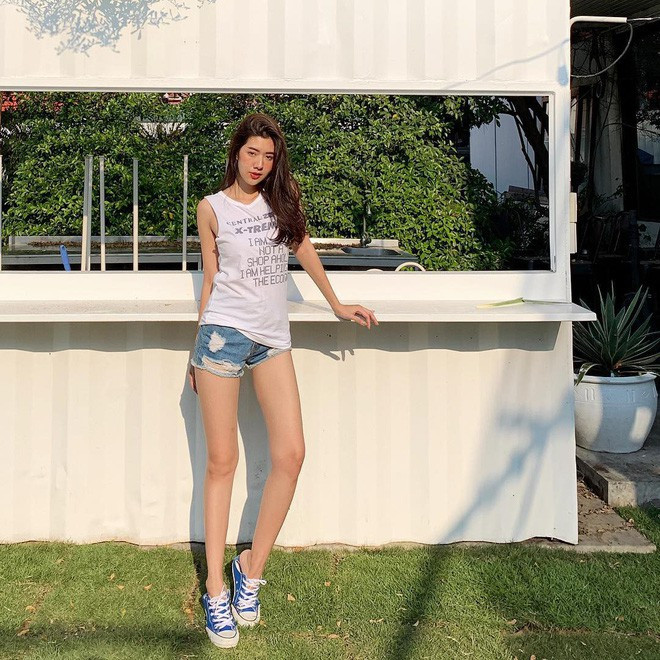 Sẽ là hợp nhãn và trendy nhất khi bạn chọn kiểu áo phông dáng oversize, sơ vin toàn bộ hoặc chút vạt áo trước sau đó thêm thắt những món phụ kiện trendy như kính mát, mũ lưỡi trai, side bag...